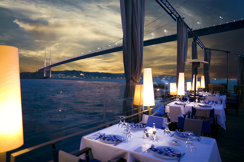土耳其伊斯坦布尔博斯普鲁斯的豪华餐厅和夜总会图片下载