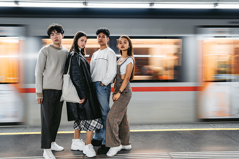 地铁站里的亚洲青少年图片下载