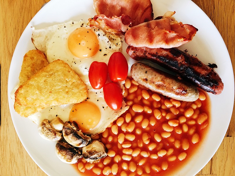 传统的英式早餐有煎蛋、培根、香肠和豆类图片下载