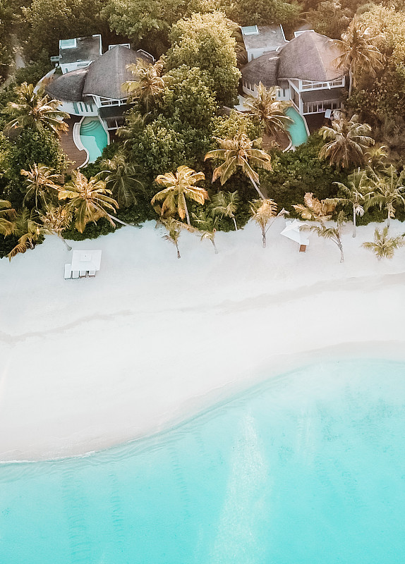 马尔代夫岛海滩别墅泻湖从上面图片下载