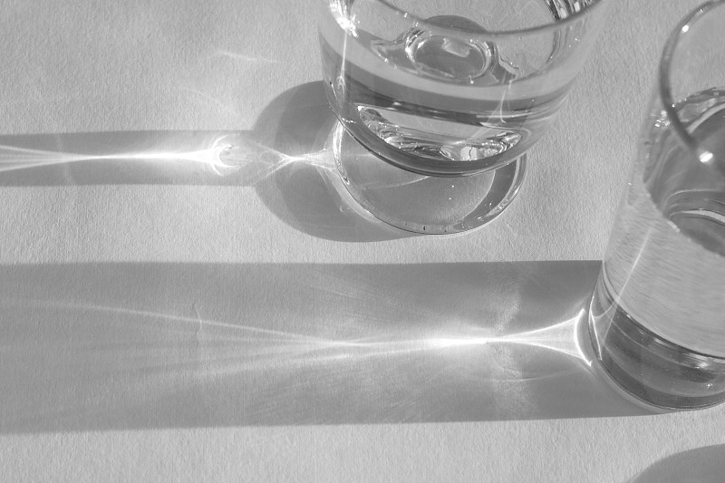 高角度的观点，玻璃杯的水在桌子上图片素材