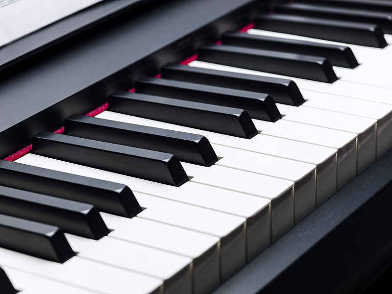 电子钢琴上的黑白键图片下载