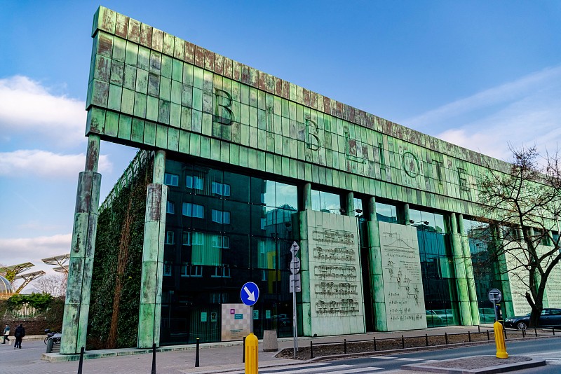 2019年2月18日。华沙,波兰。大学图书馆。大学图书馆建筑正面的装饰。建筑外立面为绿色，背景为蓝天图片下载