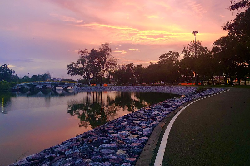 在公园(他信马哈拉特纪念公园，Chanthaburi)沿着湖的滨水户外赛马场在早晨与戏剧性的日出天空。图片下载