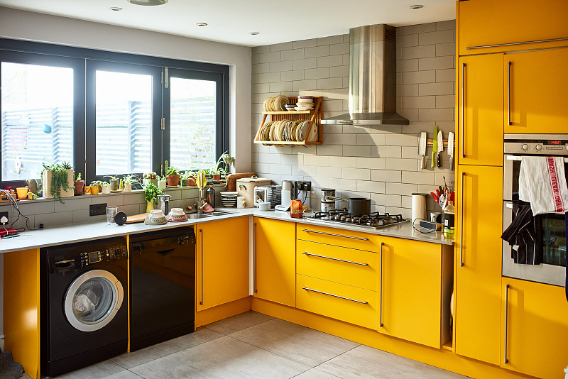 现代的芥末黄色家庭厨房图片下载