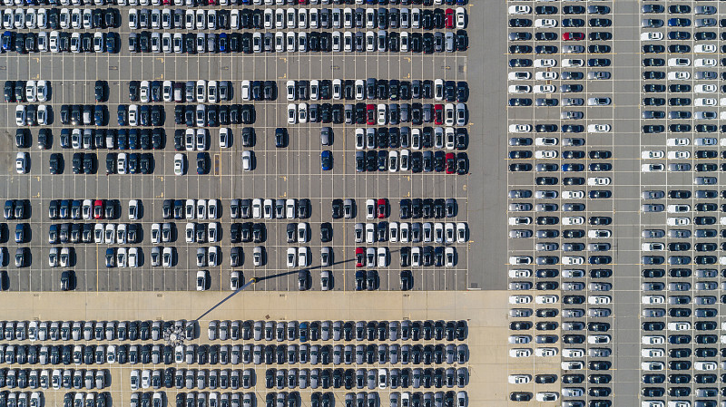 一个大型停车场的鸟瞰图图片下载