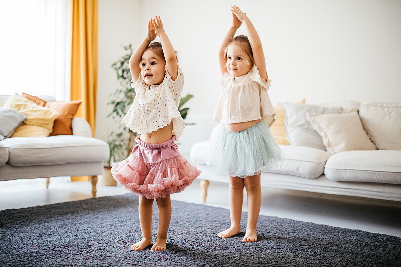 小女孩在家里跳芭蕾舞图片下载