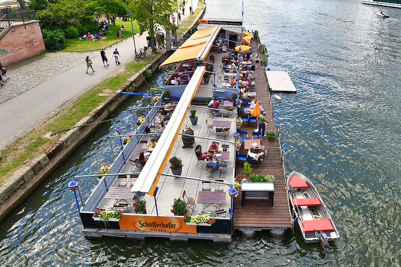 法兰克福，德国，在法兰克福的主要河上，一艘名为“Bootshaus”的船上的餐馆和游客图片下载