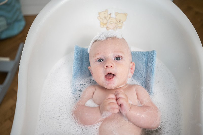 婴儿洗澡图片素材