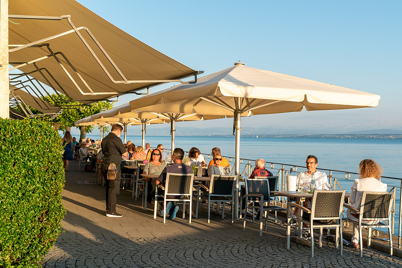 游客们在梅尔斯堡湖滨大道上的餐馆里享受一个美丽的夏夜图片下载