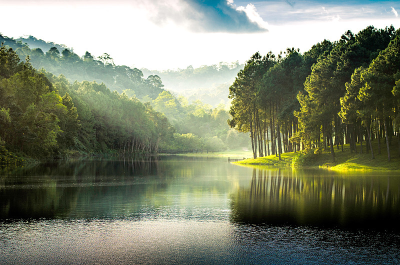 美丽的自然湖泊和森林，庞昂湖和松树林，在泰国Mae Hong Son，泰国的自然景观。庞昂是泰国很受欢迎的旅游目的地图片下载