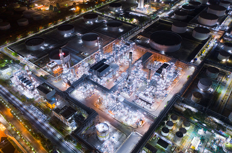 炼油厂的黄昏鸟瞰图，从炼油厂的无人机拍摄。图片素材