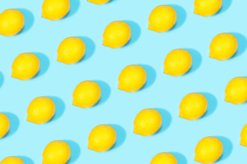 热带模式的柠檬柑桔在蓝色的背景。图片下载