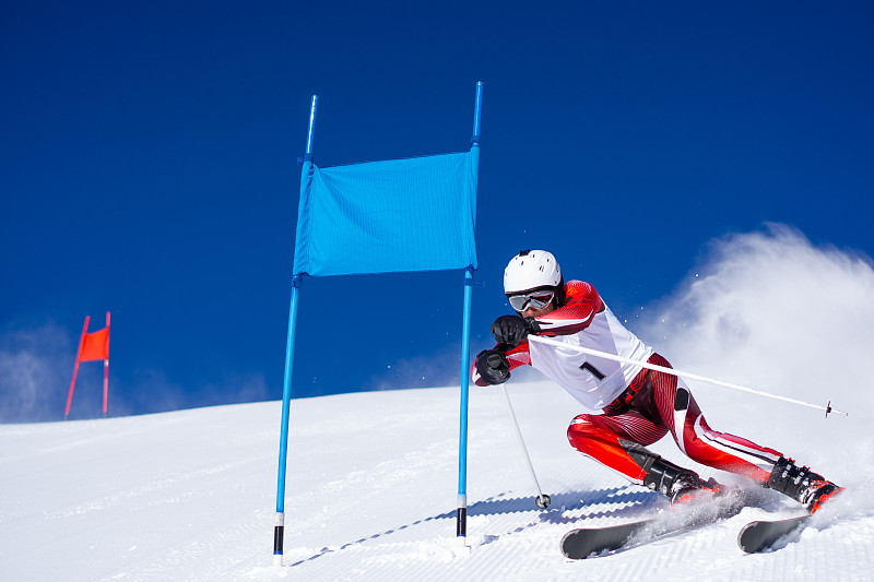 专业的冬季运动，超级滑雪者在滑雪坡图片下载