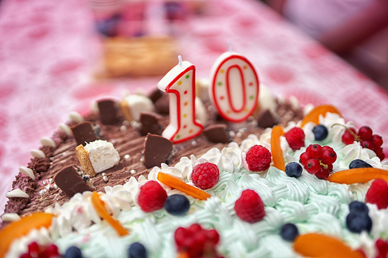 生日蛋糕与蜡烛10数字。图片素材