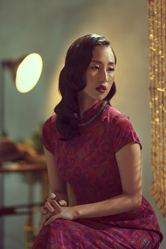 一个美丽的亚洲女士的肖像穿着传统的中国服装图片素材