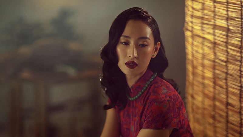 一位穿着中国传统旗袍的美丽亚洲女子的肖像图片下载