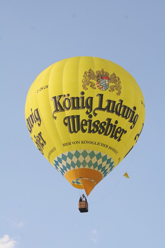 每年，德国北莱茵-威斯特伐利亚的沃斯坦，都会在蓝天前系上印有沃斯坦纳啤酒广告的气球图片下载