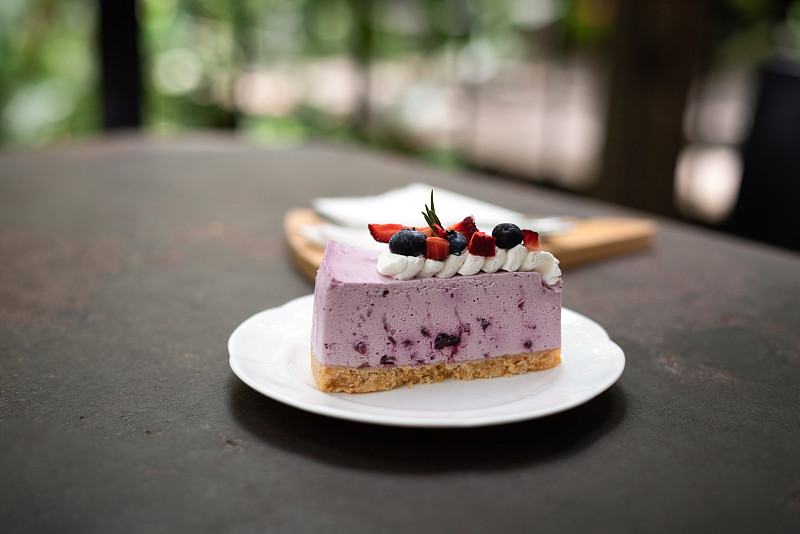 蓝莓，草莓蛋糕与新鲜的浆果在盘子上孤立图片素材
