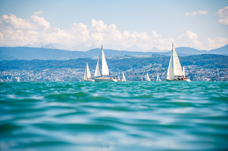 美丽湖上的帆船Zürich Zürichsee在瑞士。图片素材