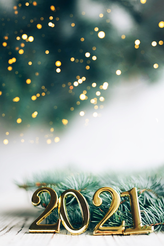 新年作文与数字2021和圣诞树。图片下载