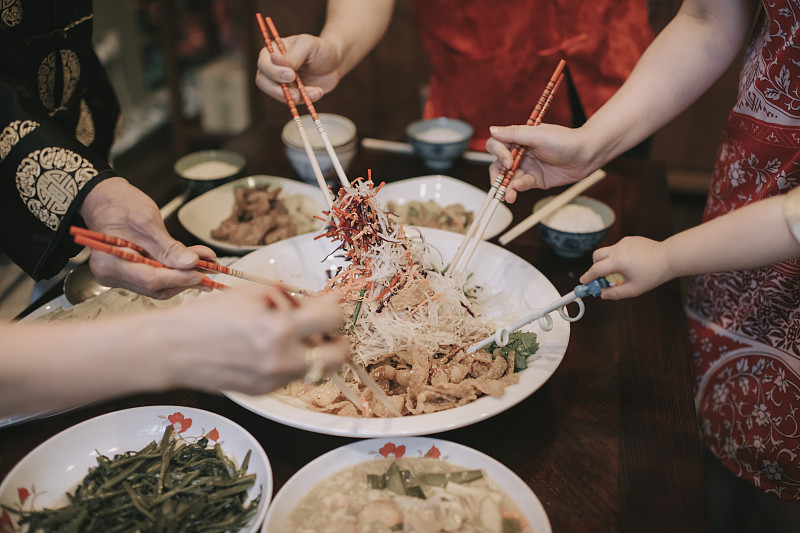 亚洲华人家庭年夜饭有传统菜肴生鱼刘生生图片下载