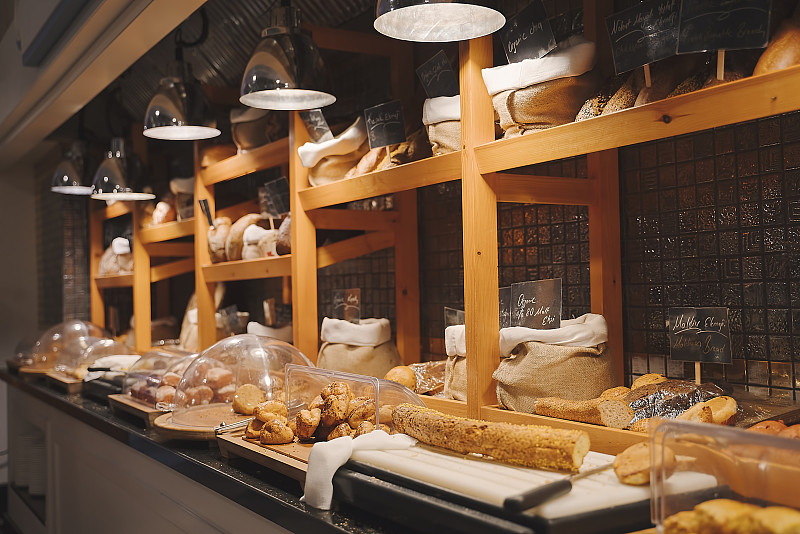 各种新鲜的自制面包和面包店角落在豪华酒店自助早餐，餐厅内部图片下载