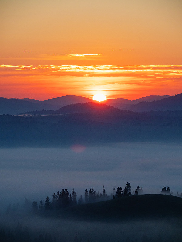 雾山中的日出图片素材