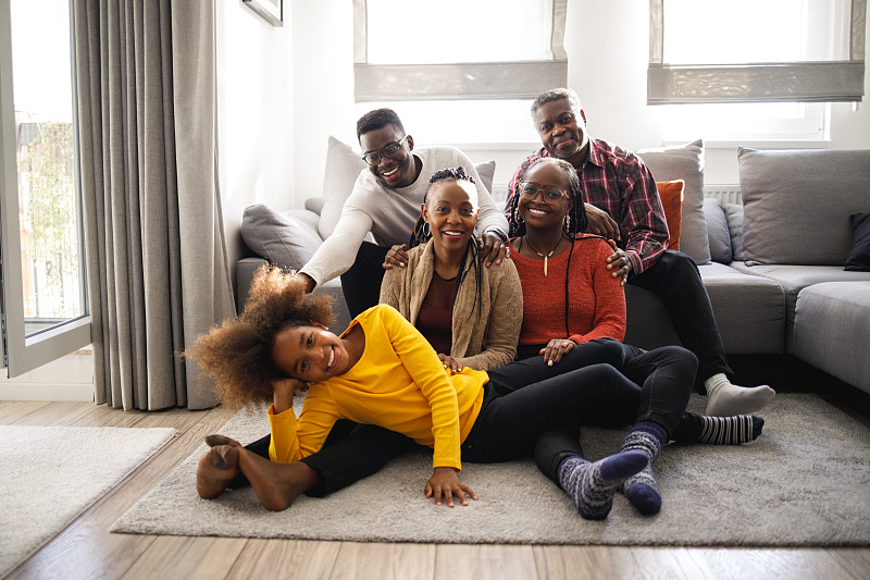 一个快乐的非裔美国人大家庭的肖像图片下载