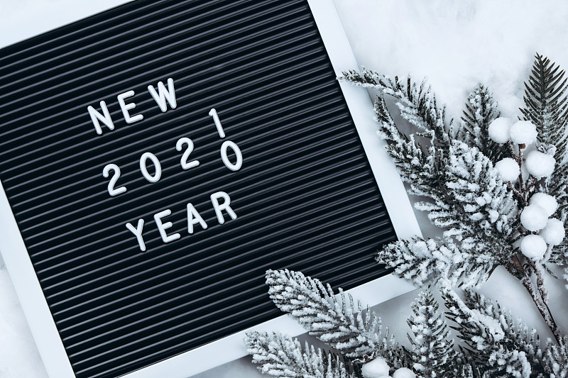 黑色黑板上写着2020-2021年的数字和文字图片下载