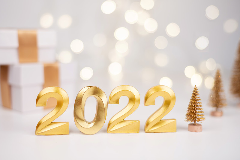 2022年新年快乐，金色数字背景的礼物和散景灯图片下载