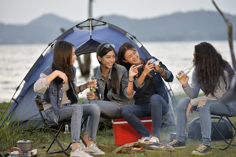 一群年轻的亚洲朋友在营地。图片下载