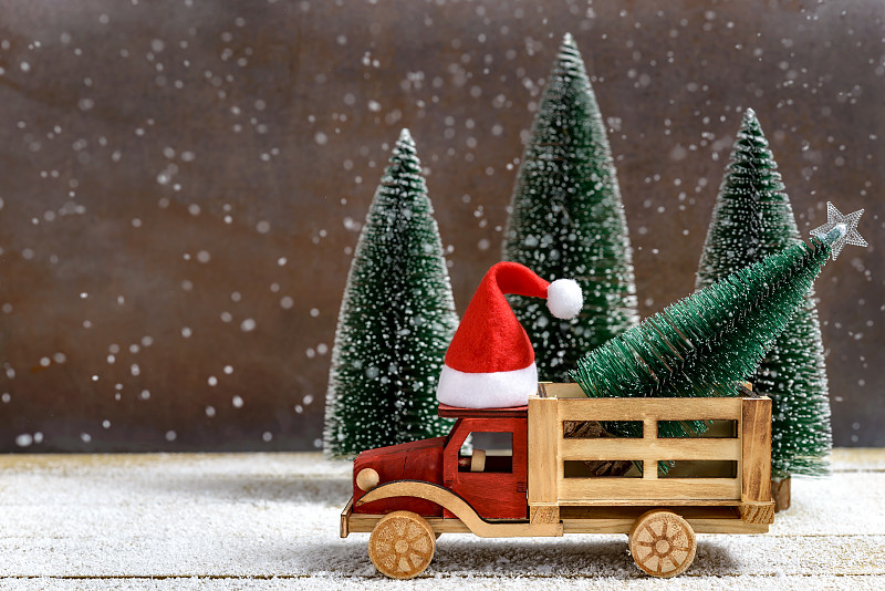 玩具卡车和圣诞树图片下载