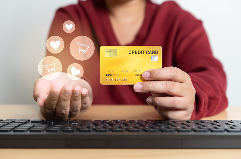 女人持有信用卡图标显示网上购物和支付流程。图片下载