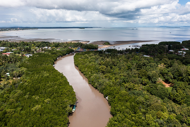 印度尼西亚勿里洞岛的河流摄影图片