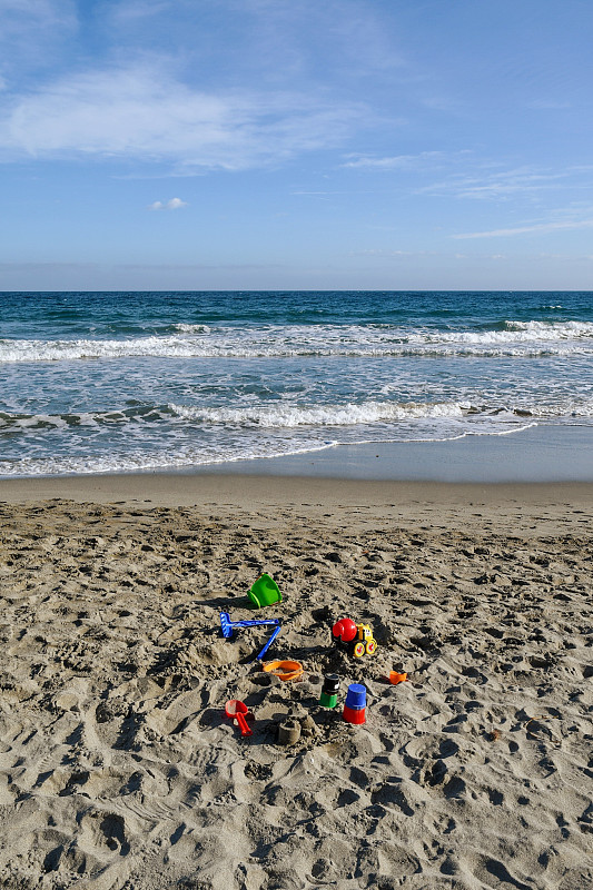 一个空的，有彩色沙滩玩具的沙滩风景，Laigueglia，萨沃纳，利古里亚，意大利摄影图片