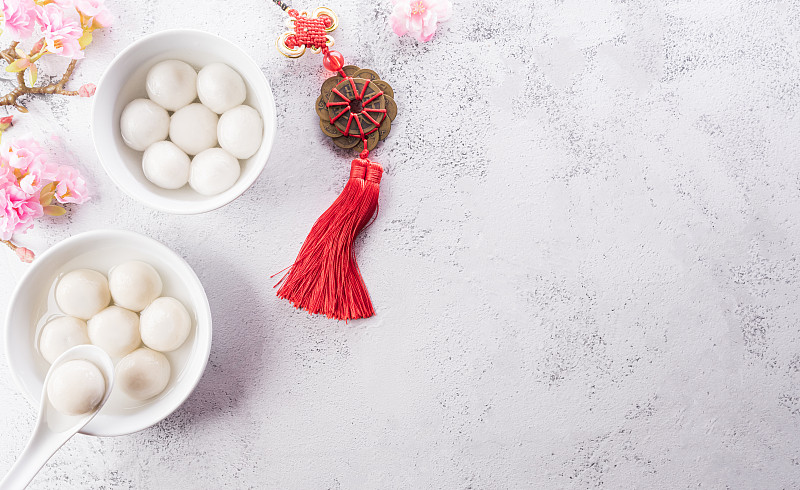 汤圆(甜汤圆)是中秋节、冬至和中国新年的传统美食。文章中的“福”字指的是财富、财富、金钱流动。图片下载