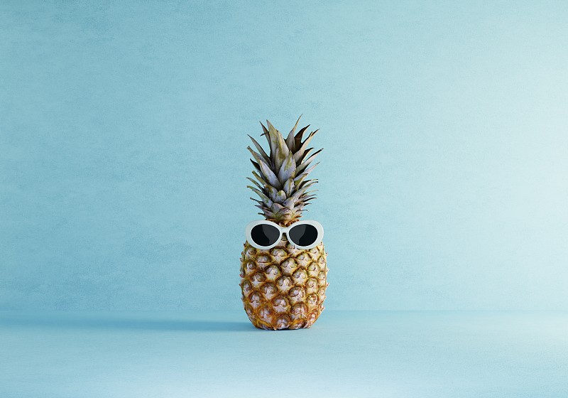 蓝色背景下的菠萝夏季服装风格。水果和假期的概念。3D插画渲染下载