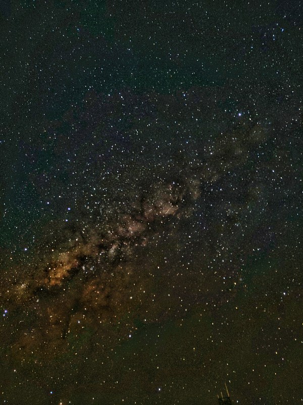 从布罗莫山风景优美的山顶拍摄的模糊的星空夜景。图片下载