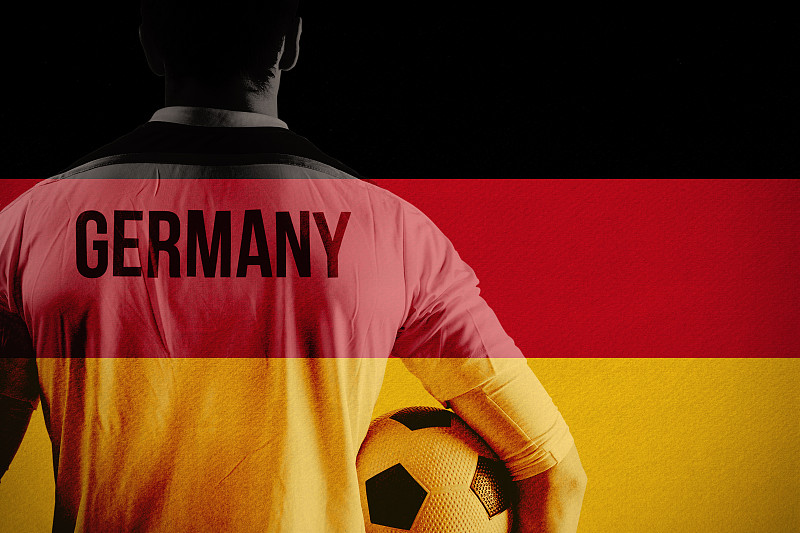 德国足球运动员抱着球的合成图像图片下载