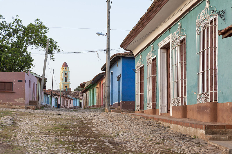 古巴特立尼达大街上五颜六色的房子图片素材