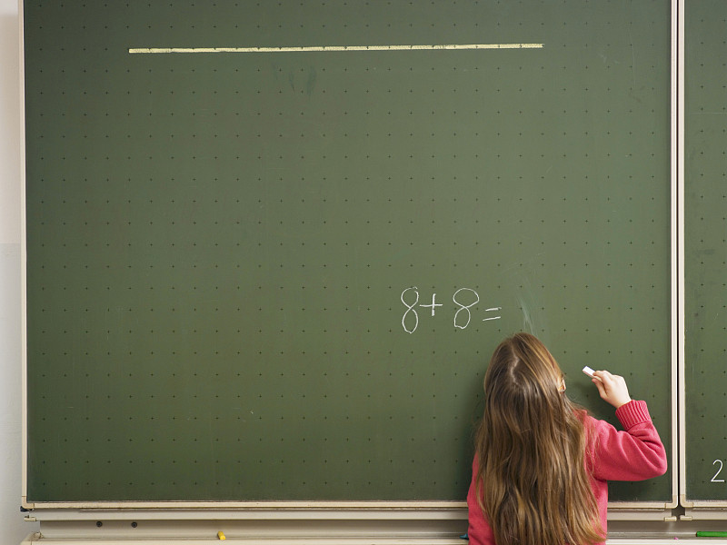 女孩站在黑板前，解数学题，后视镜图片下载
