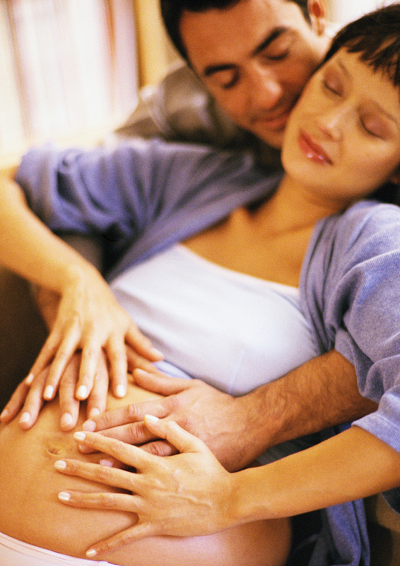 男人摸孕妇的肚子图片下载