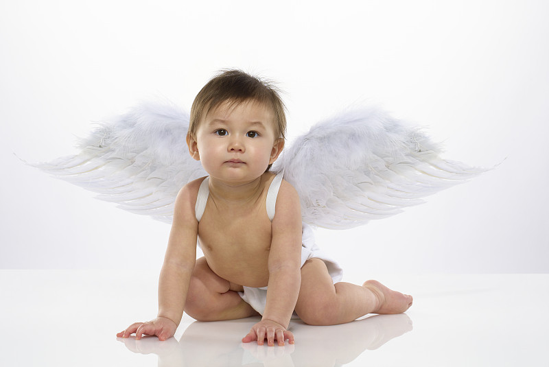 小男孩(6-11个月)长着天使翅膀，画室肖像图片下载