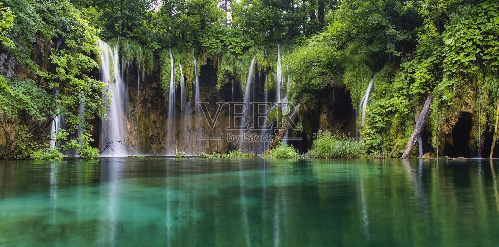 在森林瀑布。清澈的水。特湖,克罗地亚照片摄影图片