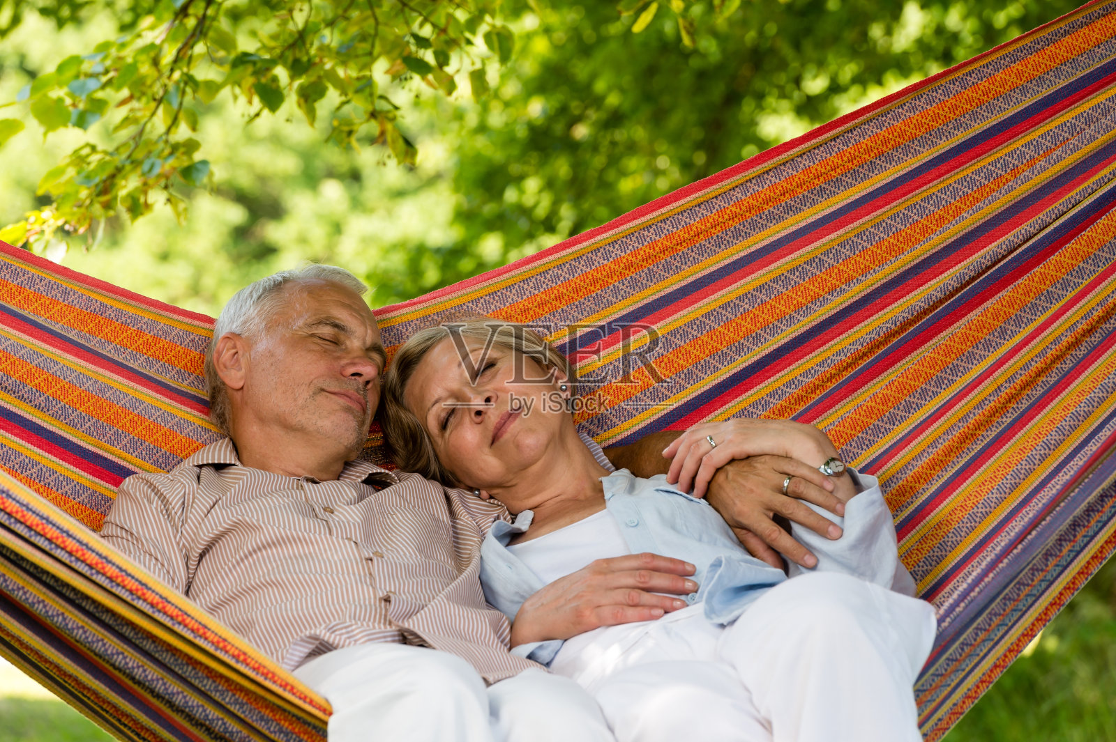 一对老年夫妇在吊床上放松地睡觉照片摄影图片