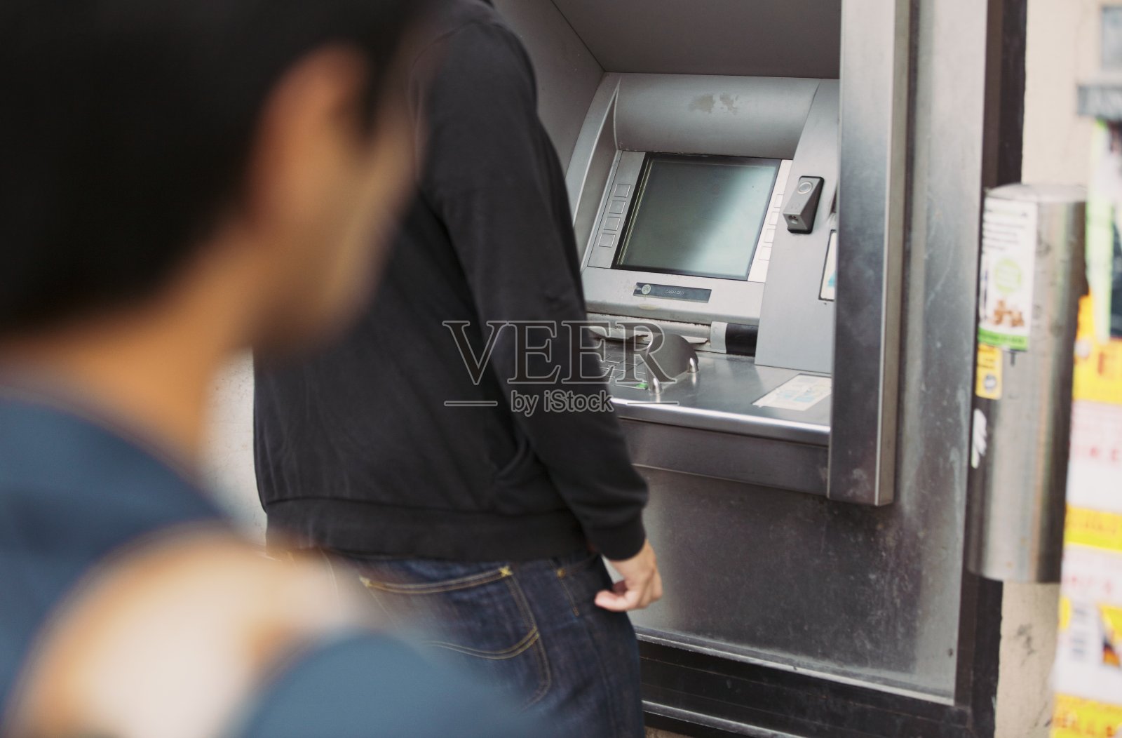 小偷利用银行atm机跟踪受害者照片摄影图片