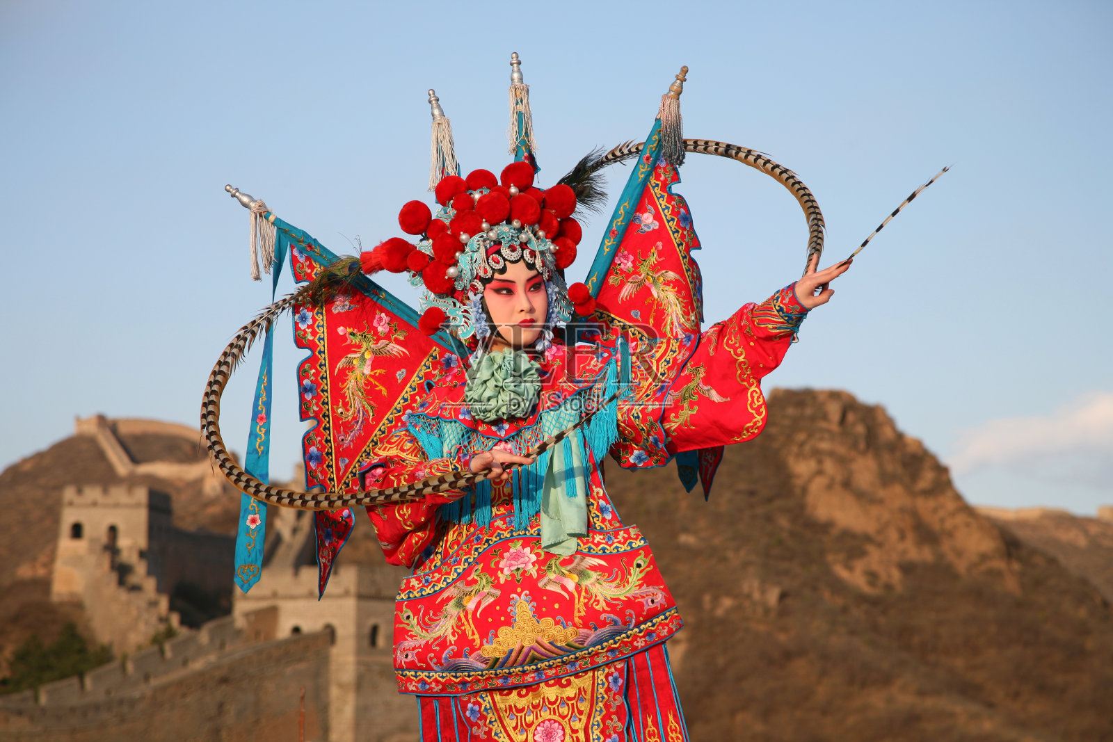 在中国长城附近表演京剧的妇女照片摄影图片