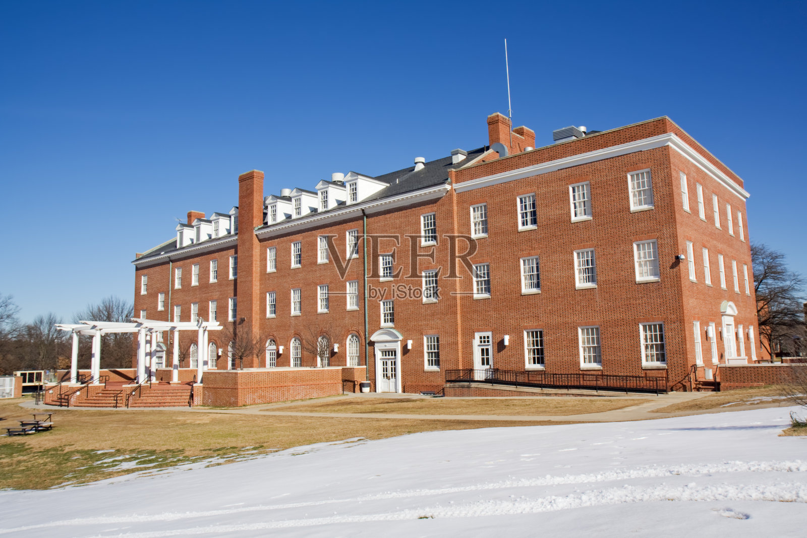 冬天在大学校园里的学术大楼照片摄影图片