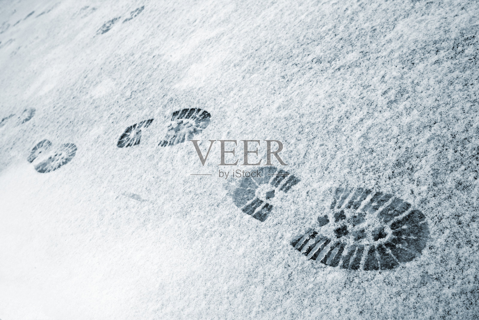 冬天雪地上的脚印照片摄影图片